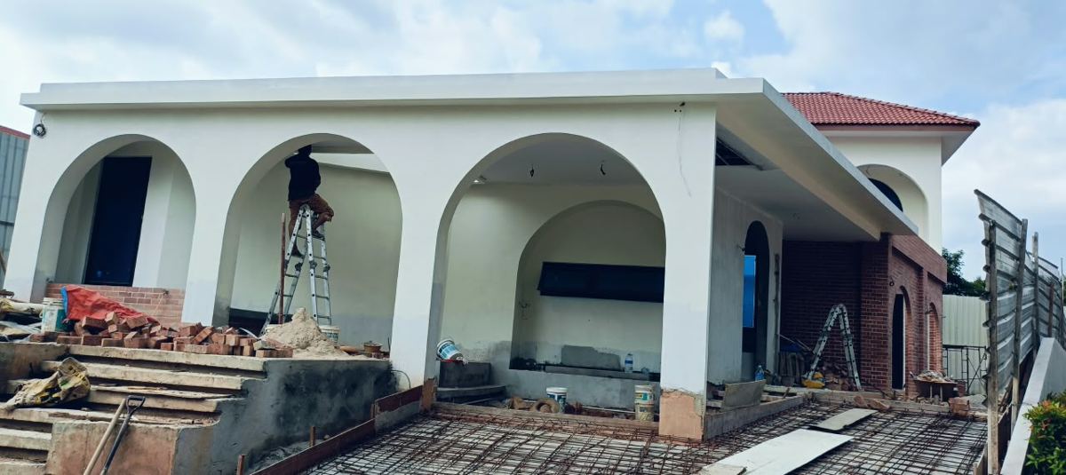 Pembinaan tambahan ruang rumah dengan reka bentuk gerbang