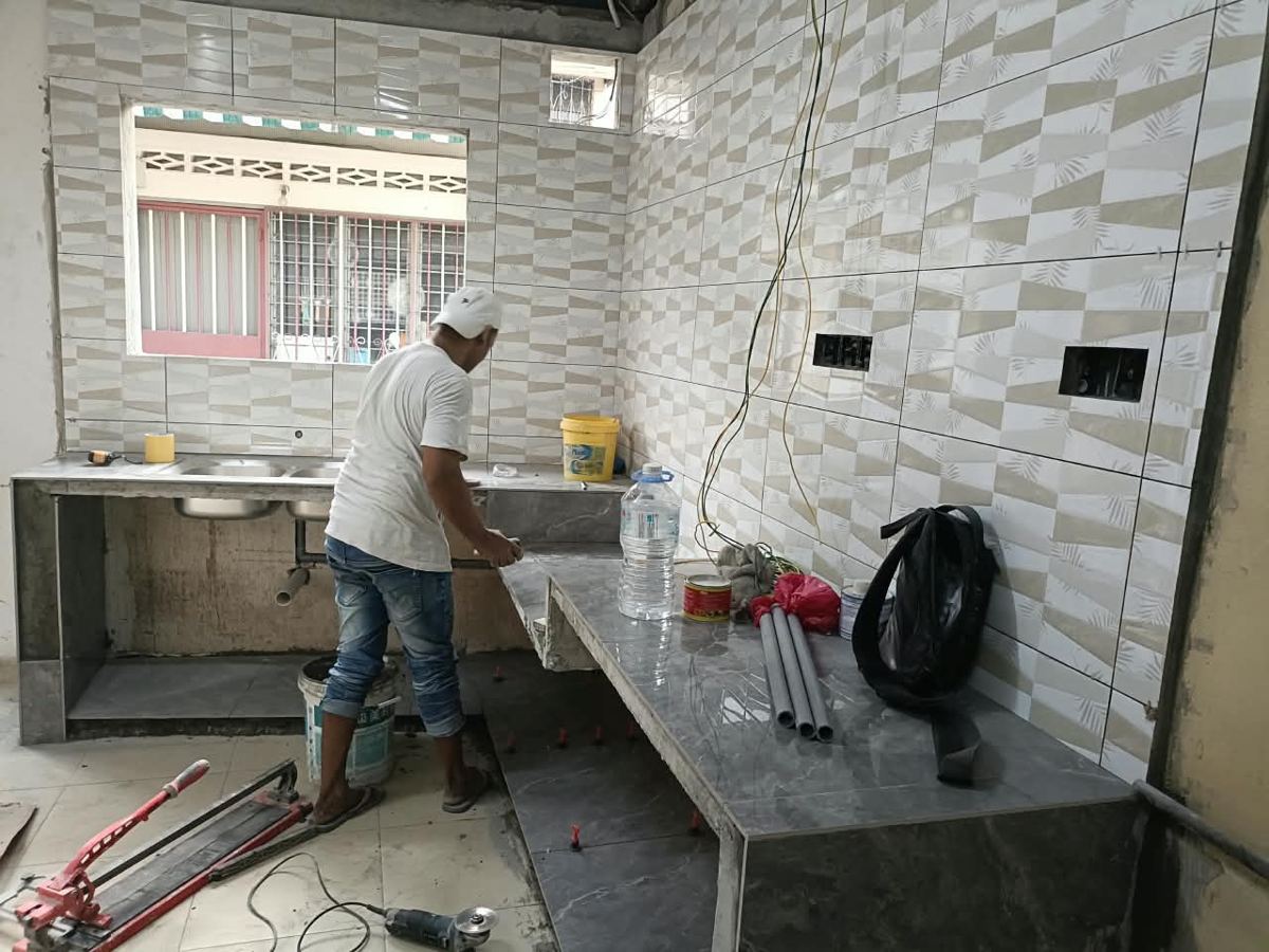 Pemasangan jubin dinding dan kabinet dapur konkrit