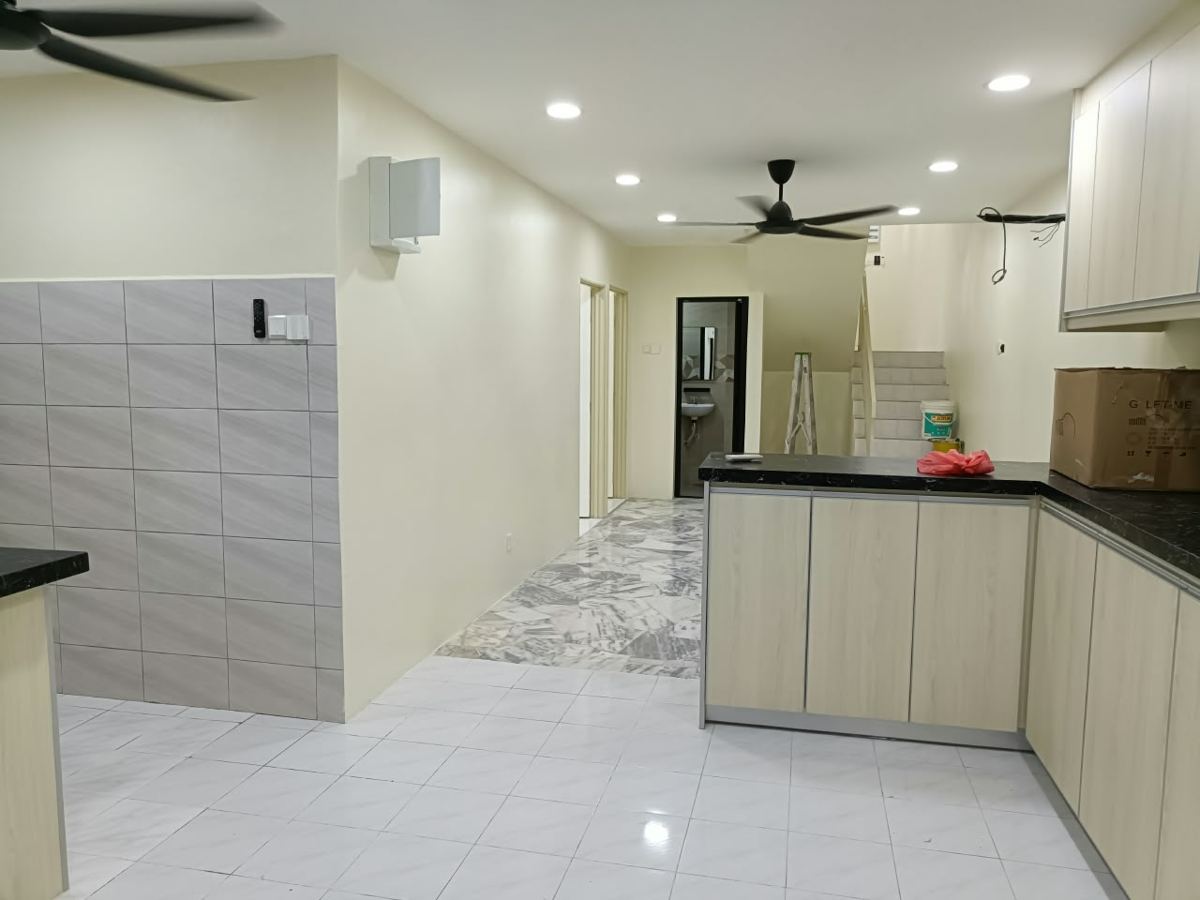 Ruang dapur rumah teres yang siap diubah suai dengan kabinet baharu, jubin dan lampu siling