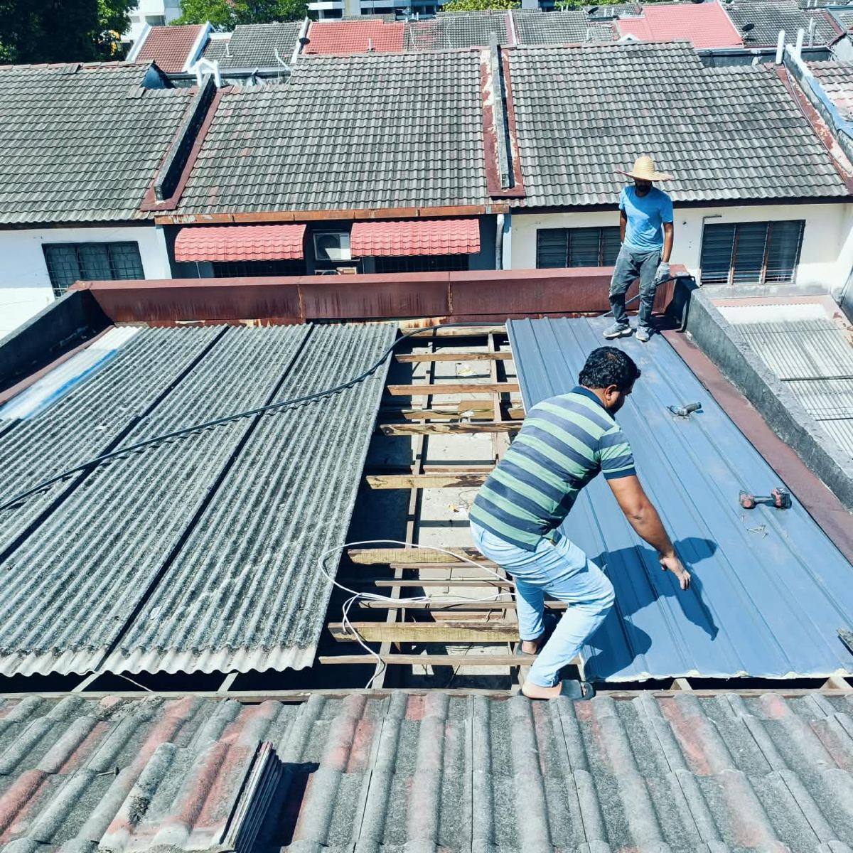 Penggantian bumbung lama kepada metal deck